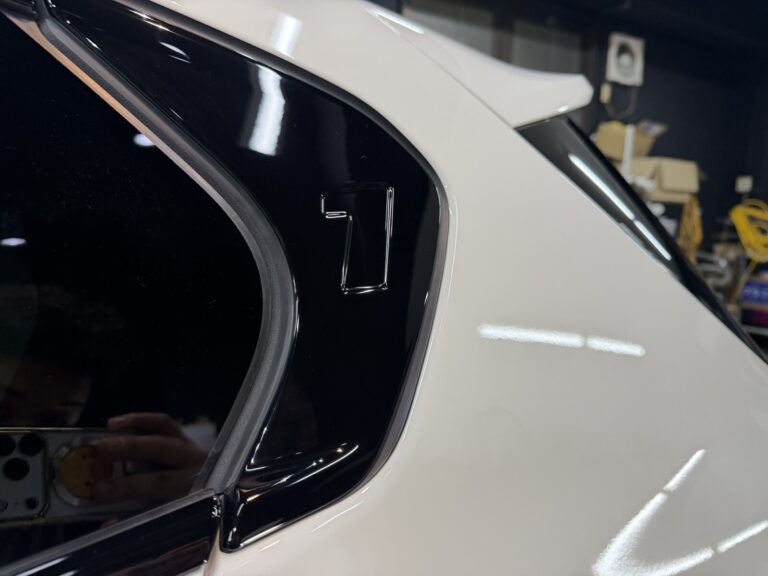 ダイヤⅡキーパー施工後の新古車のBMW M135 xDrive。深い艶を実現しました。