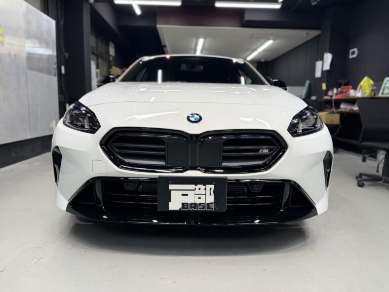 ダイヤⅡキーパー施工後の新古車のBMW M135 xDrive。深い艶を実現しました。