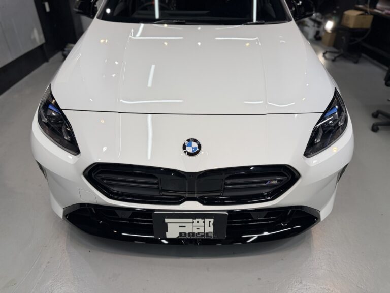 ダイヤⅡキーパー施工後の新古車のBMW M135 xDrive。深い艶を実現しました。