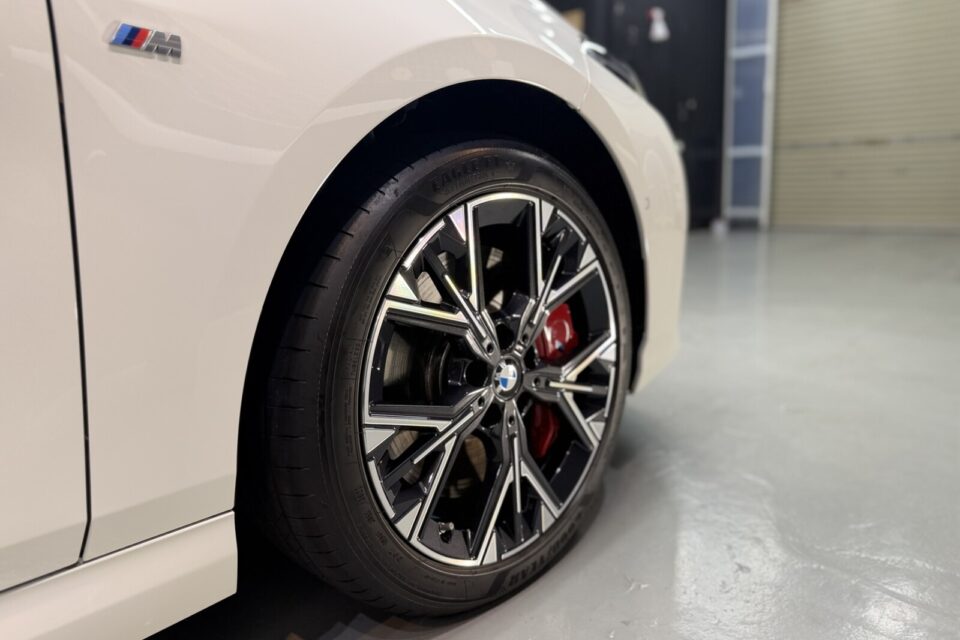 ホイールコーティング施工後の新古車のBMW M135 xDrive。ブレーキダストが落ちやすくなります。