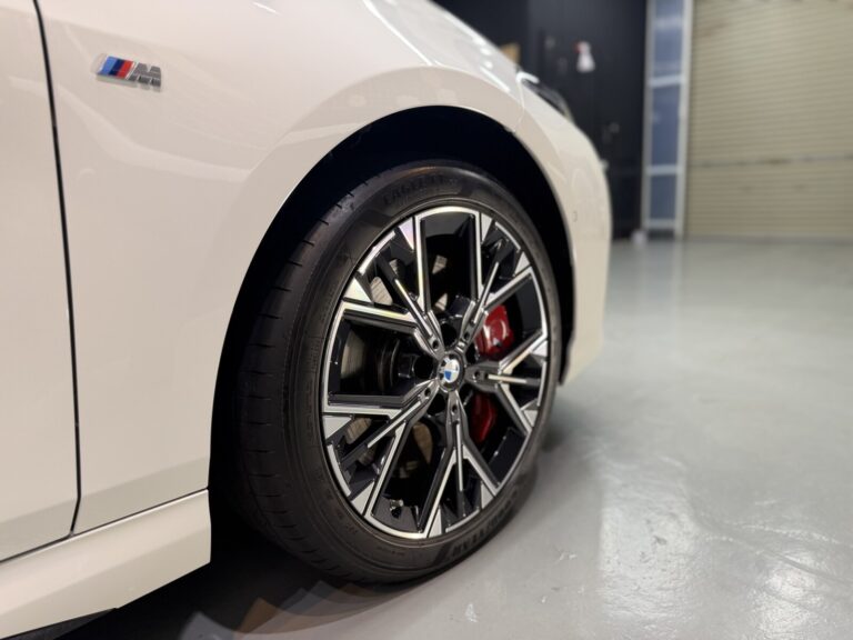 ホイールコーティング施工後の新古車のBMW M135 xDrive。ブレーキダストが落ちやすくなります。