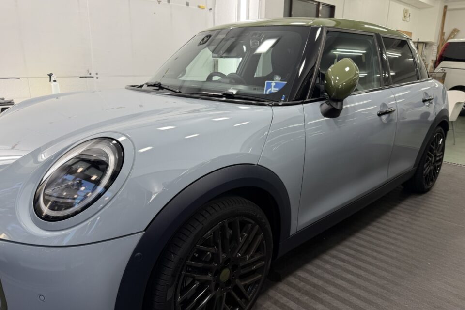 MINI 5ドア(F65)ダブルサンルーフ＆運転席・助手席に透明遮熱フィルム施工